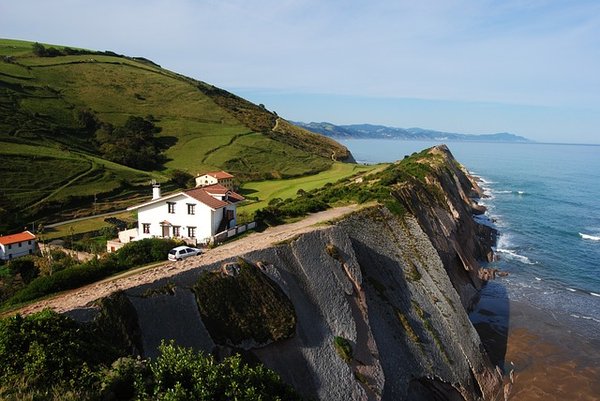 Les 10 Meilleurs Emplacements pour du Camping Basque en France : Découvrez la Nature et la Culture